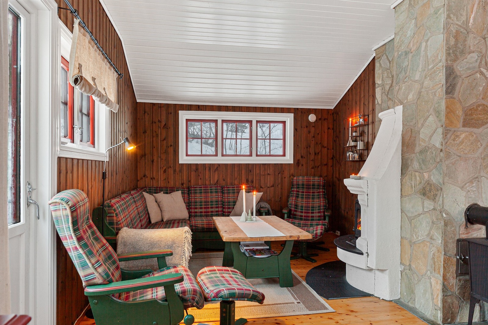 Del av stue. Både peis og vedovn i hytta. Galleribilde