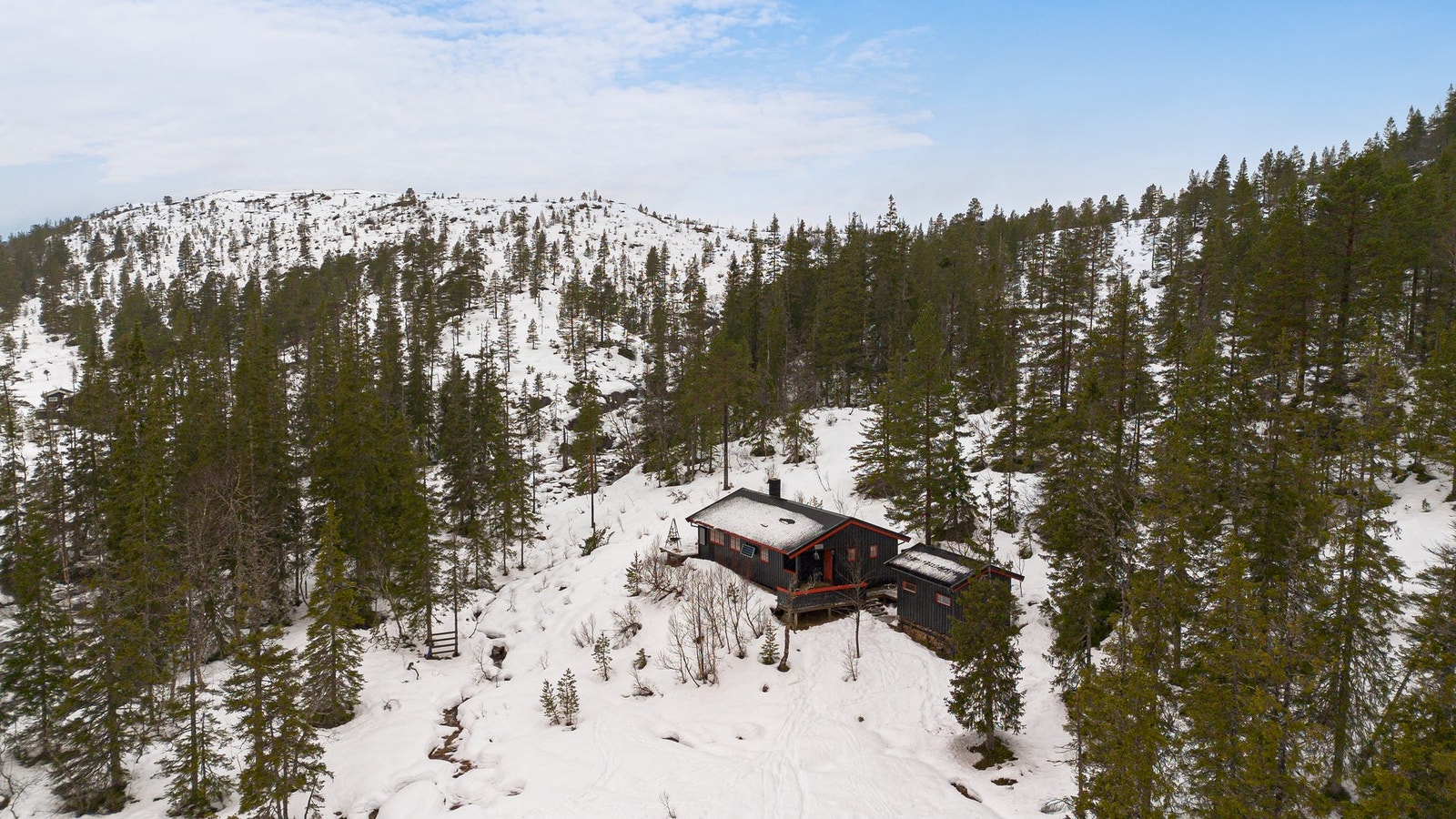 Hytta sett fra sørøst. Hytta ligger for seg selv, usjenert til. Galleribilde