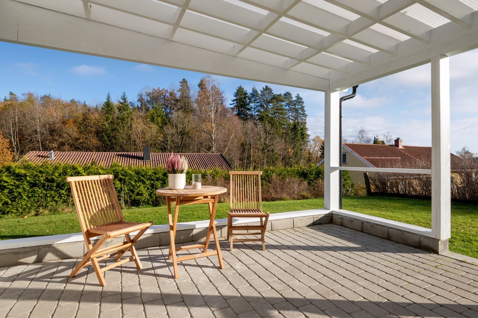 Terrassen er overbygget med konstruksjon utført i tre, med belegningsstein på gulvet. Galleribilde