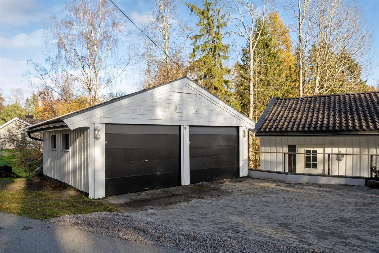 Garasjen har dobbel leddport og er oppført med betonggulv og lettklinkerbetong oppkant. Galleribilde