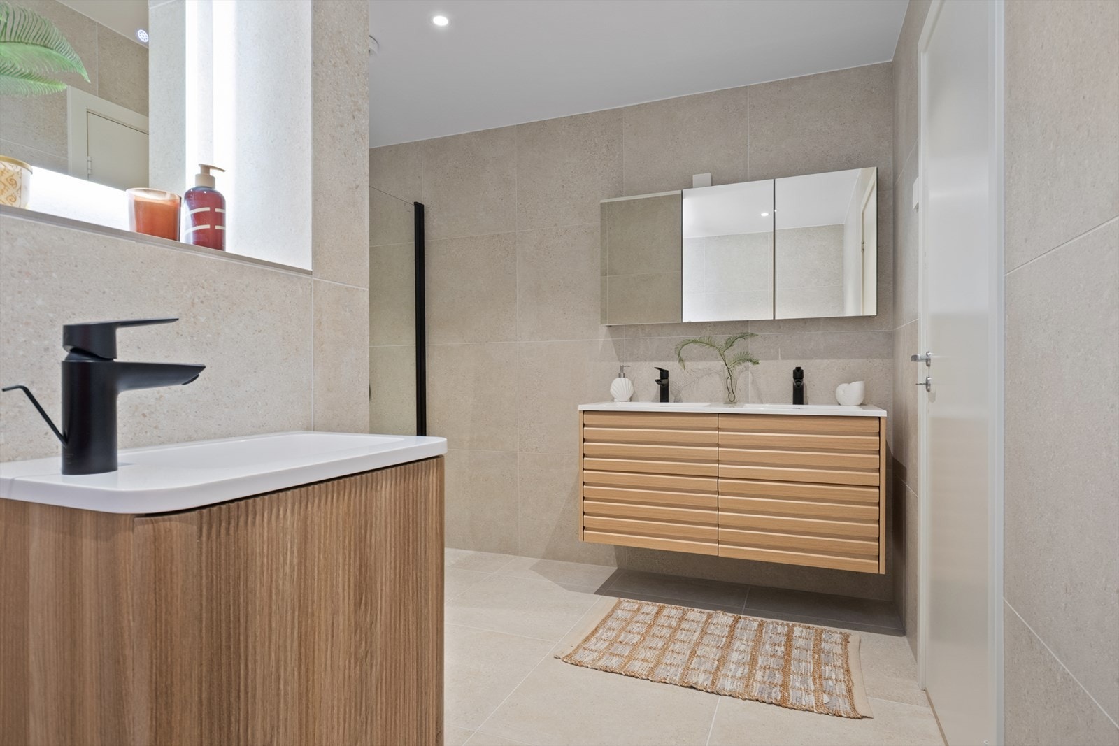 Vegghengt toalett og flislagte vegger gir et rent og enkelt uttrykk. Galleribilde