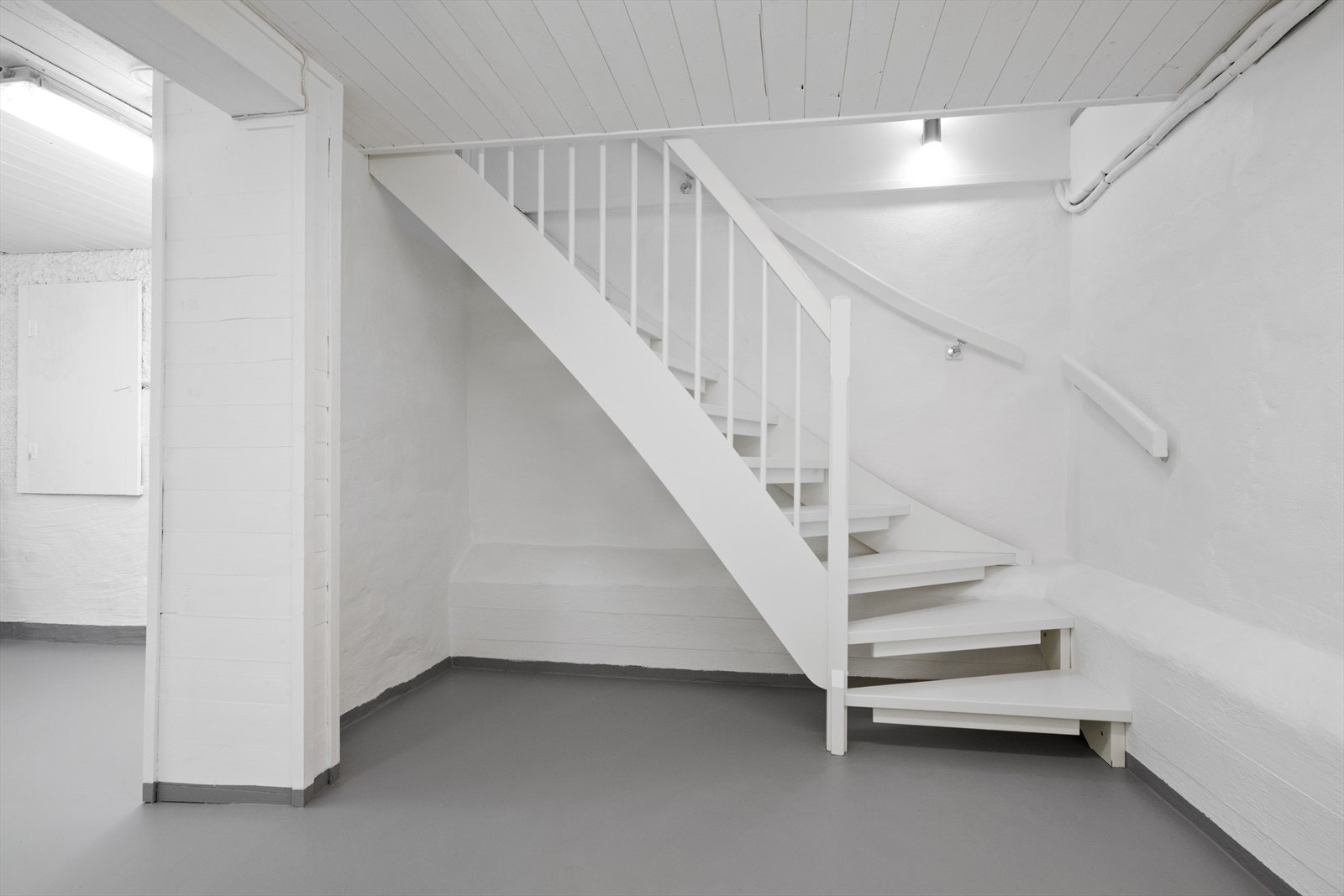 Innvendig trapp i malt tre gir forbindelse mellom etasjene. Galleribilde