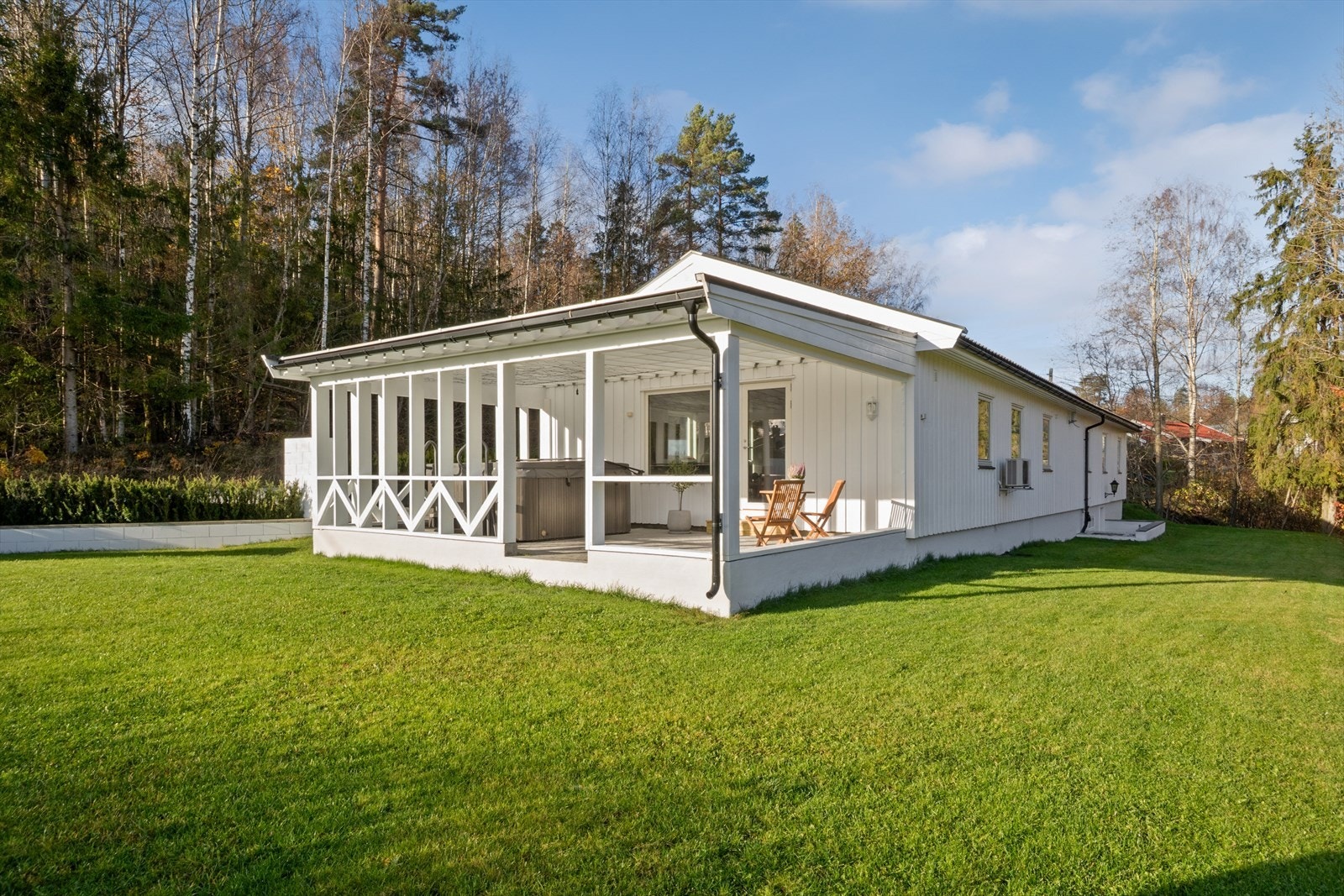 Terrassen er overbygd og har direkte utgang fra stuen. Galleribilde