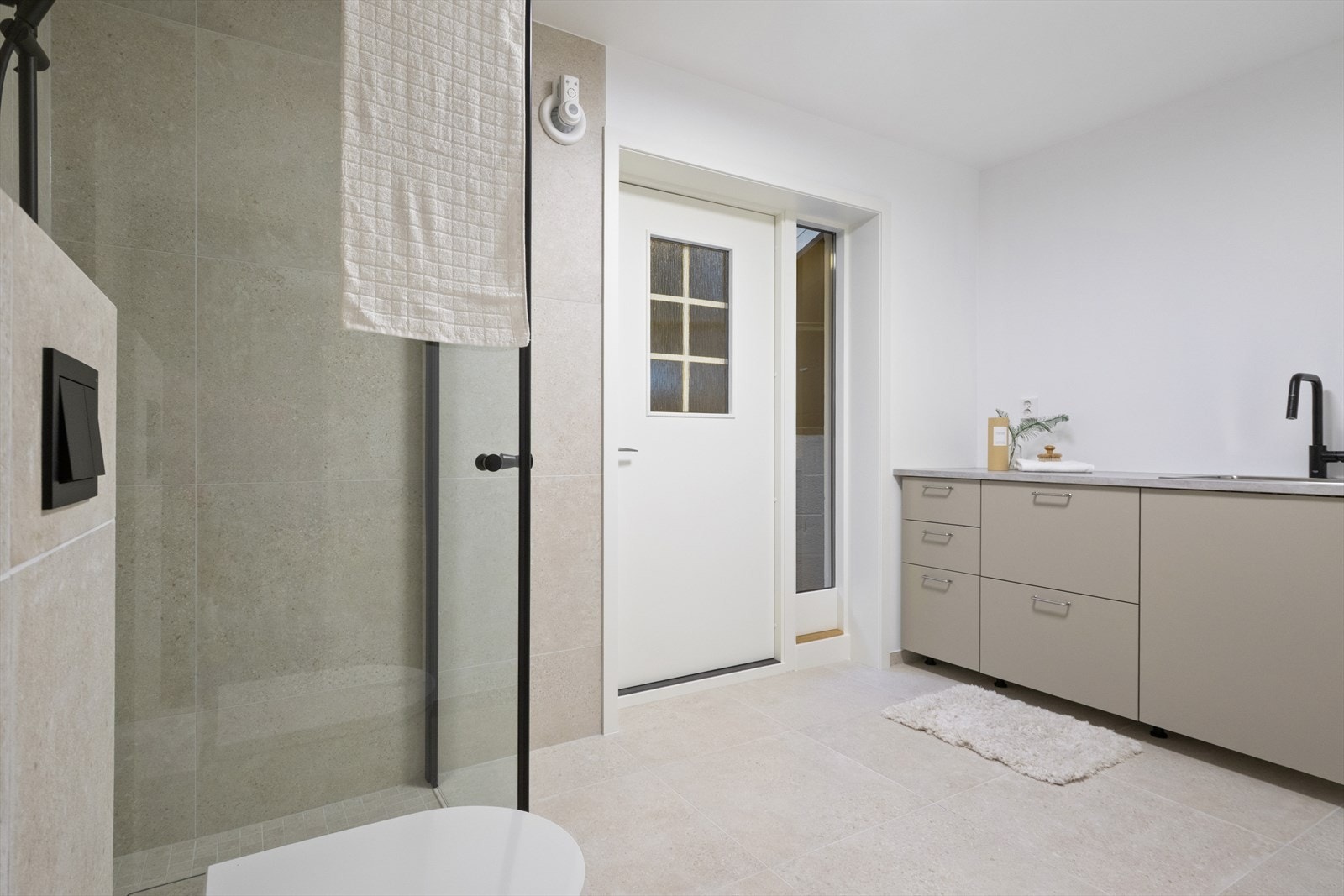 Flislagt gulv med integrerte varmekabler gir en komfortabel opplevelse på badet. Galleribilde