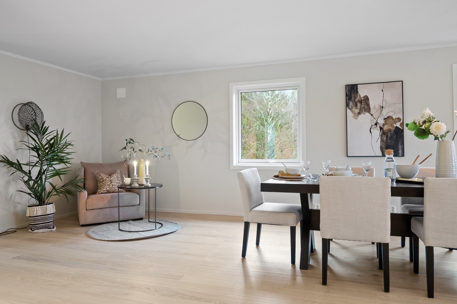 Spisestuen har plass til stort spisebord med utsikt mot hagen. Galleribilde