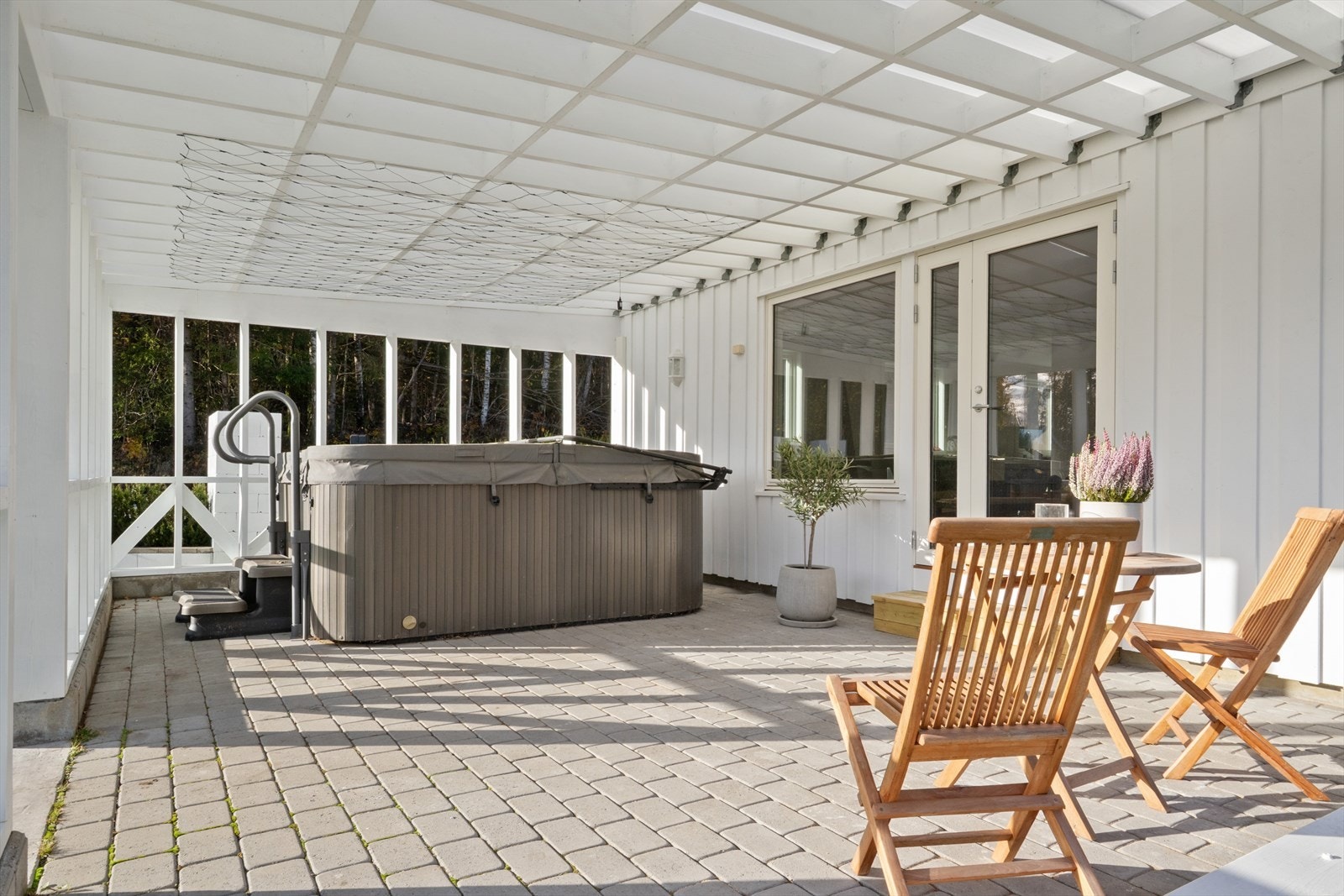 Overbygget terrasse med direkte utgang fra stue, inneholder også et utendørs boblebad. Galleribilde