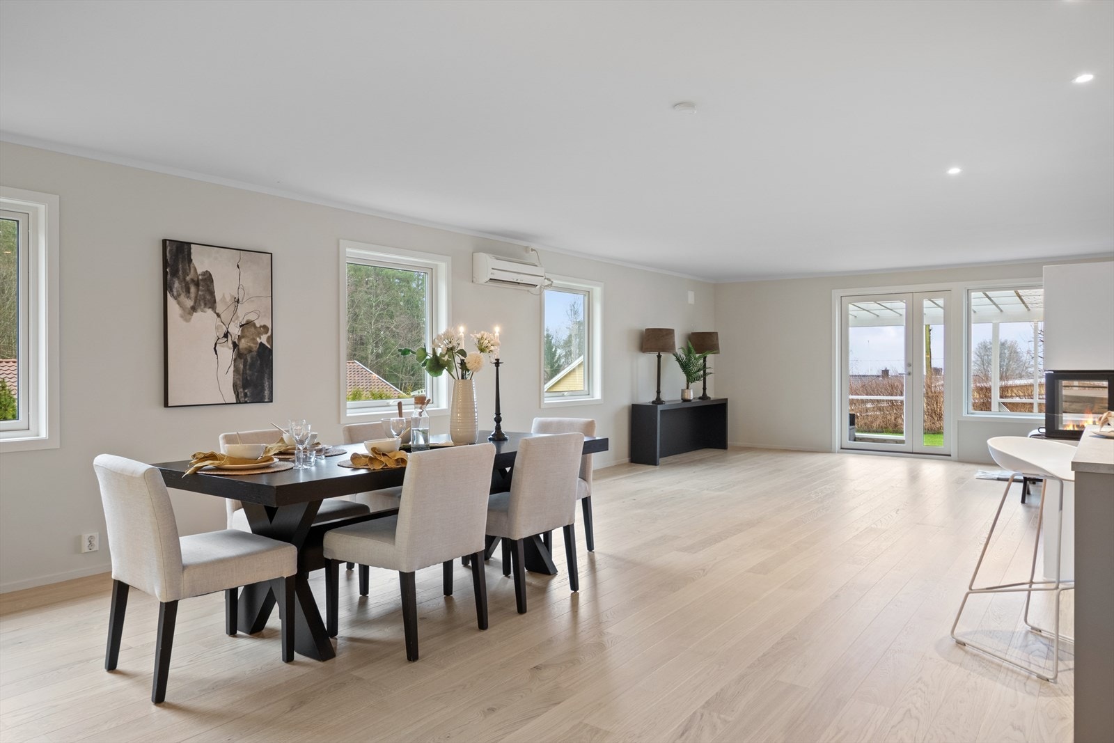 Stuen har store vindusflater som slipper inn rikelig med naturlig lys. Galleribilde