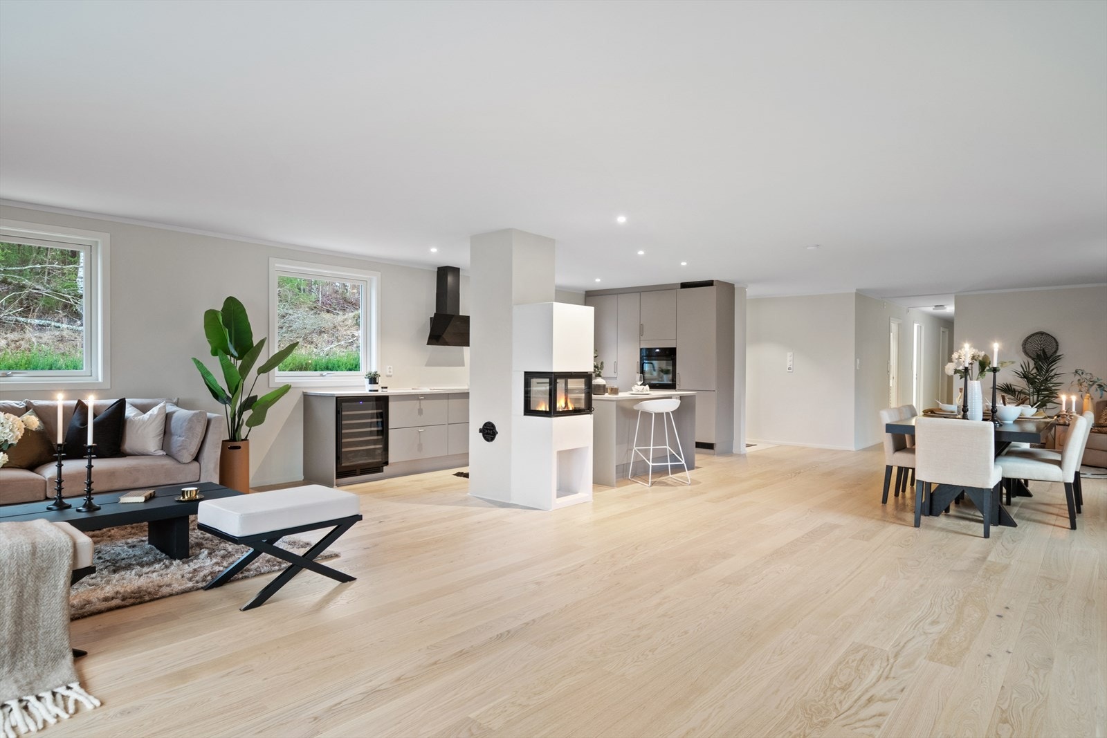 Åpen stue- og kjøkkenløsning gir romslig oppholdsrom. Galleribilde