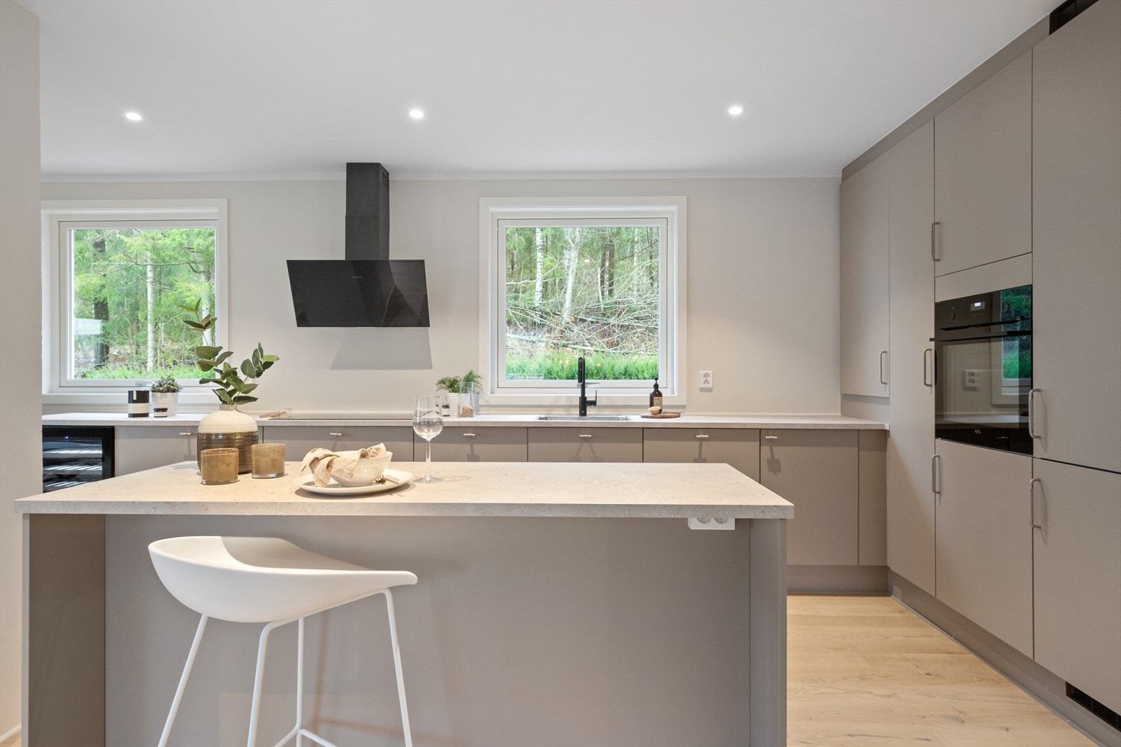 Kjøkkenet har glatte fronter og integrerte hvitevarer for en sømløs stil. Galleribilde