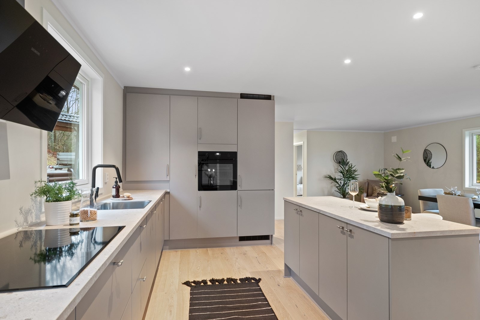 Benkeplate i høytrykkslaminat gir slitesterk arbeidsflate. Galleribilde