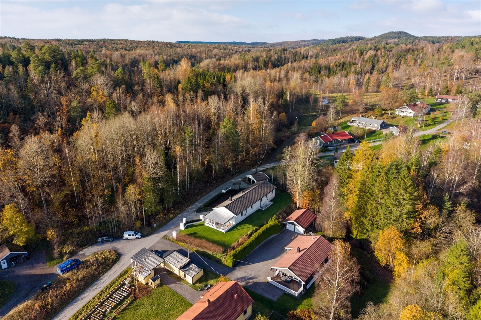 Eiendommen ligger i et naturskjønt område med nærhet til skog og mark. Galleribilde