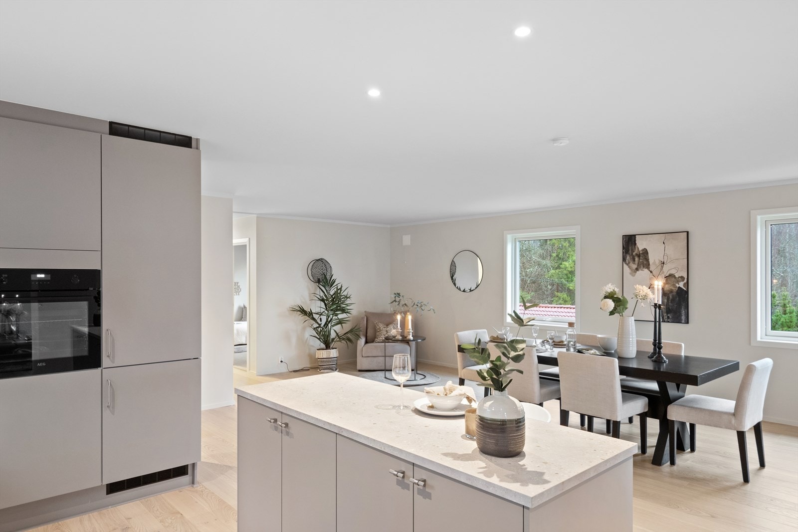 Fra spisestuen er det utsikt mot grønne omgivelser. Galleribilde