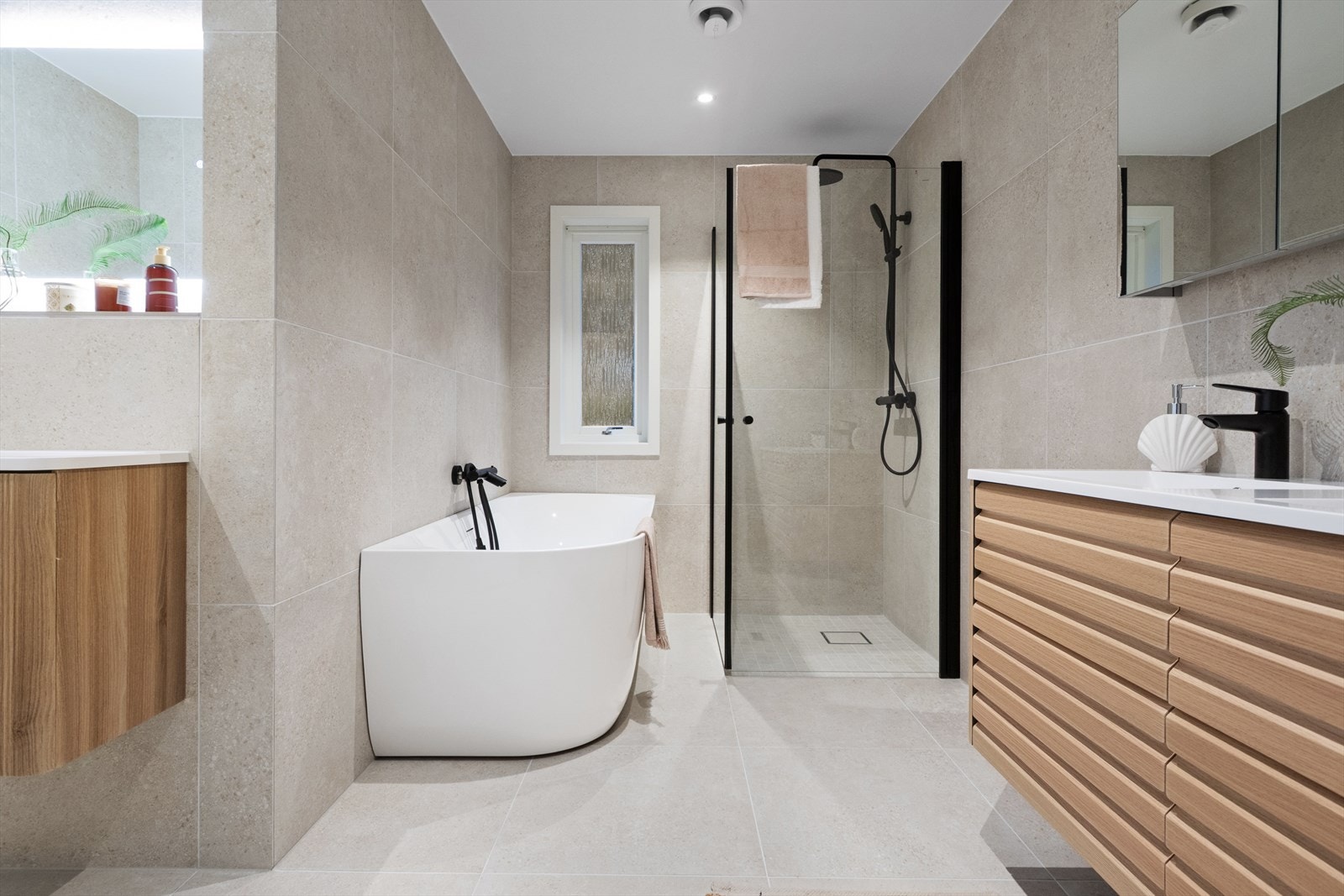 Flislagte overflater og integrerte varmekabler gir en robust våtromsløsning. Galleribilde