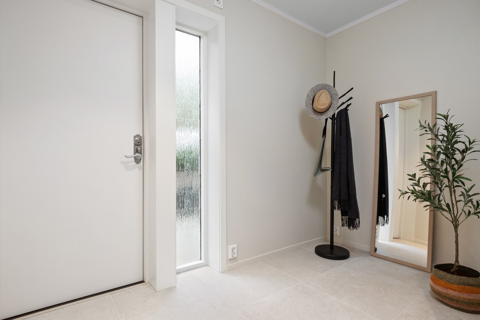 Flislagt gulv i entréen gir en praktisk og slitesterk overflate. Galleribilde