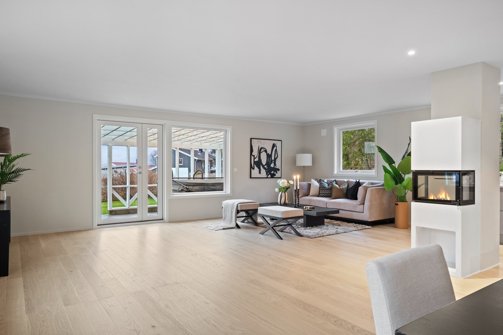 Store vinduer i stuen gir lys og utsyn. Galleribilde