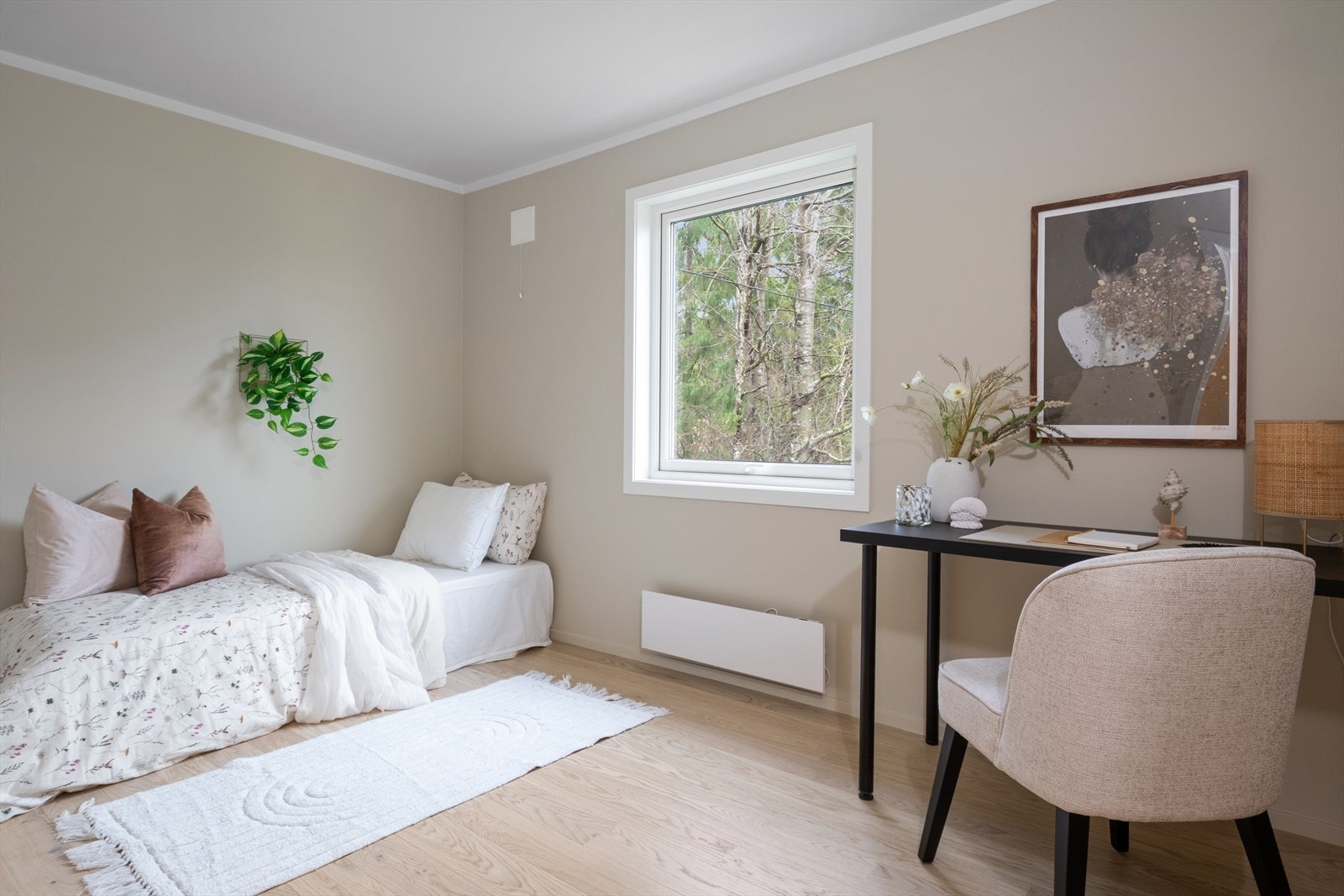 Lyst rom med parkettgulv og slette vegger gir et moderne preg. Galleribilde