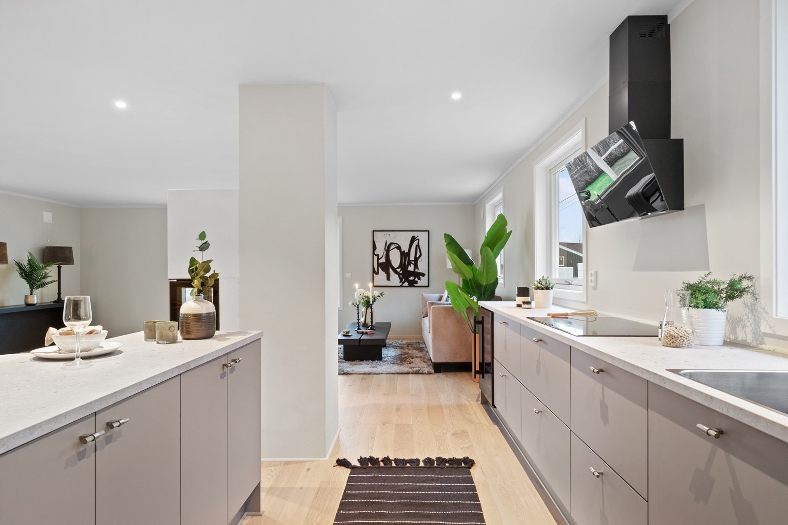 Åpen løsning gir enkel tilgang mellom kjøkken og stue. Galleribilde