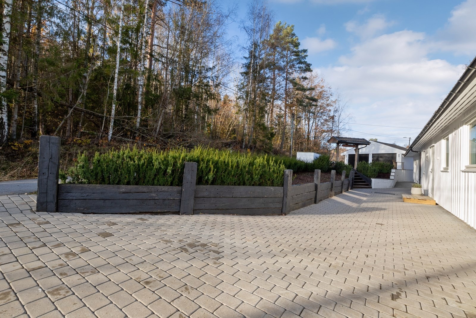 Belegningsstein på gårdsplassen gir et praktisk og vedlikeholdsvennlig uteområde. Galleribilde