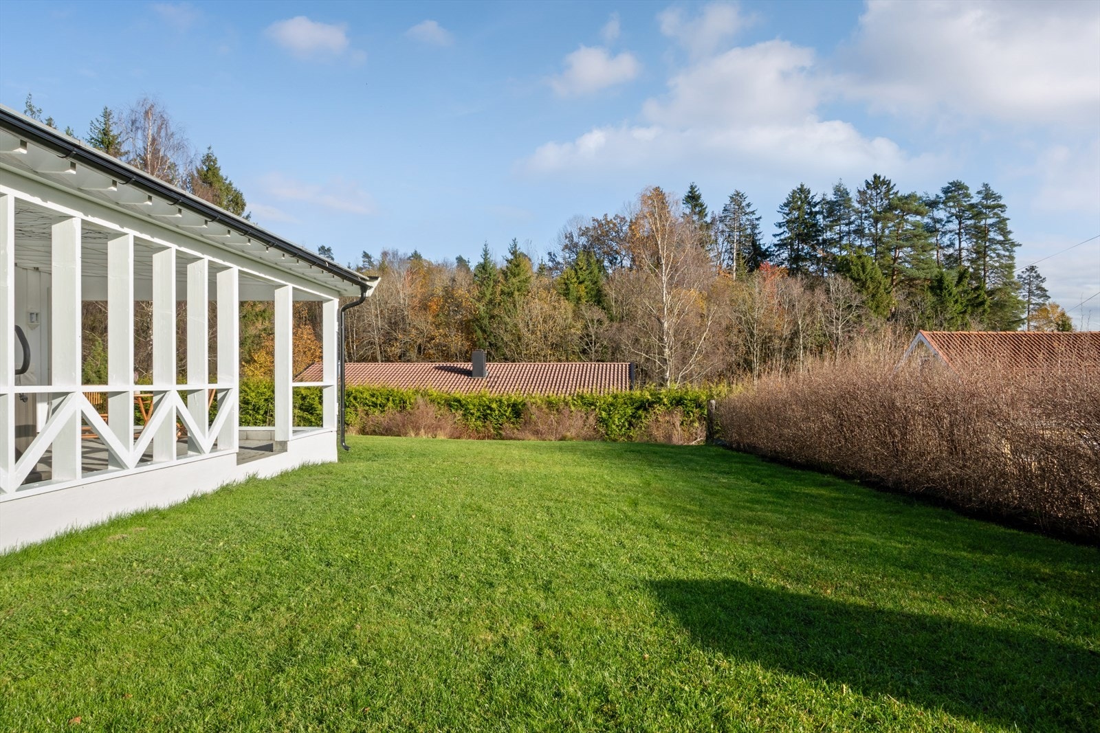 Grøntareal foran huset gir rom for rekreasjon og utendørs opphold. Galleribilde