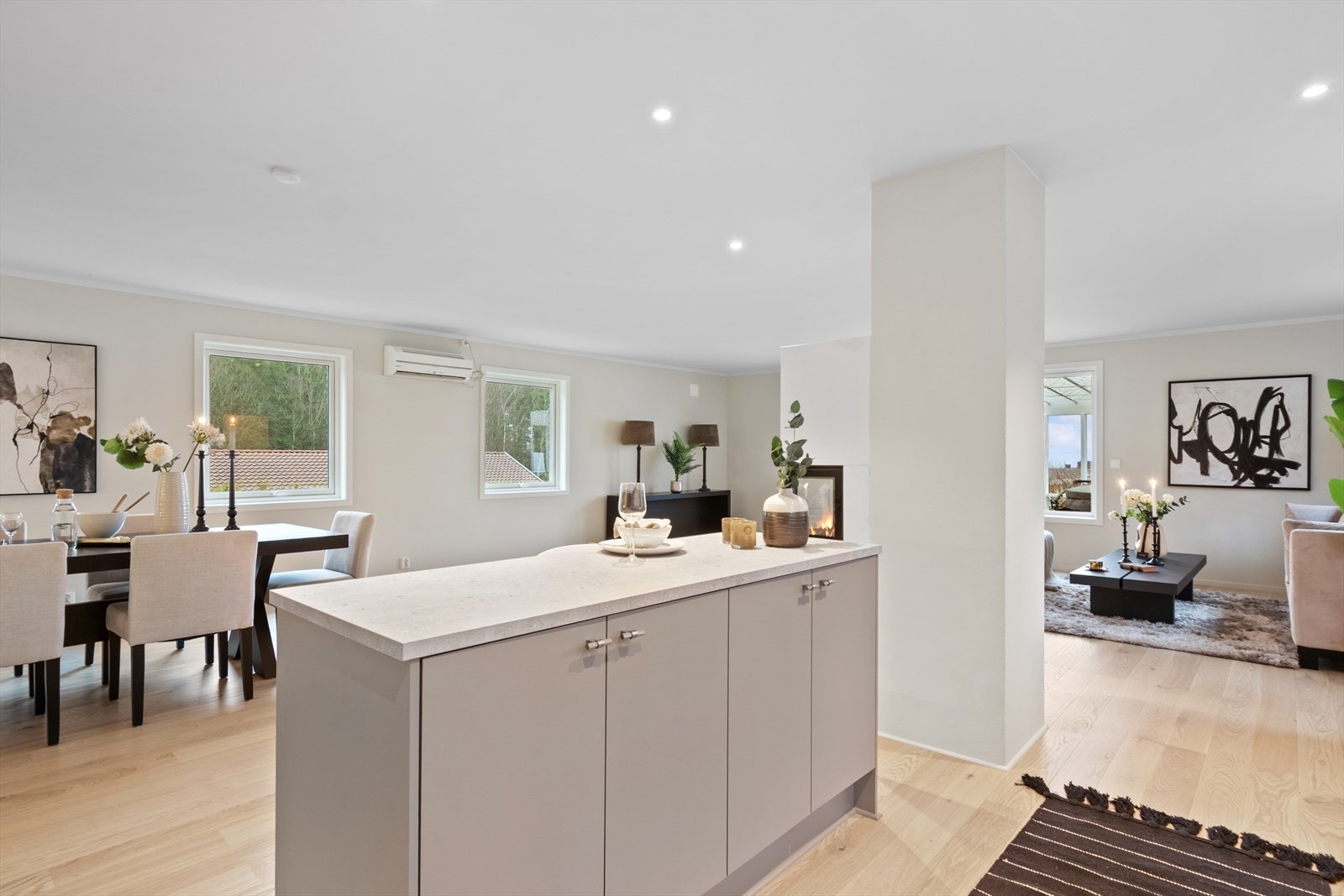 Kjøkkenøy med barstol gir en praktisk frokostplass. Galleribilde