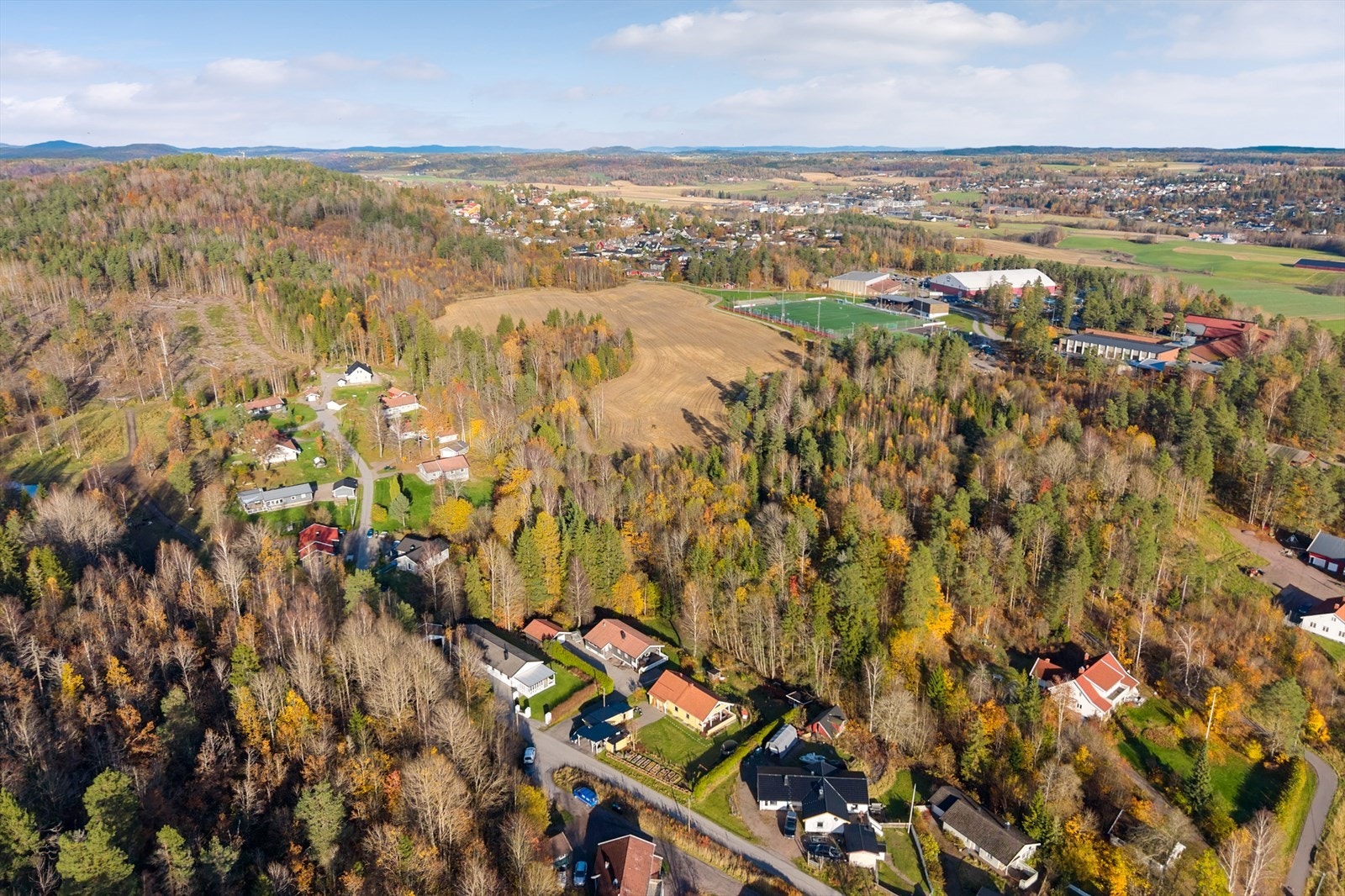 Eiendommen er omgitt av åpne landskap og jordbruksområder. Galleribilde