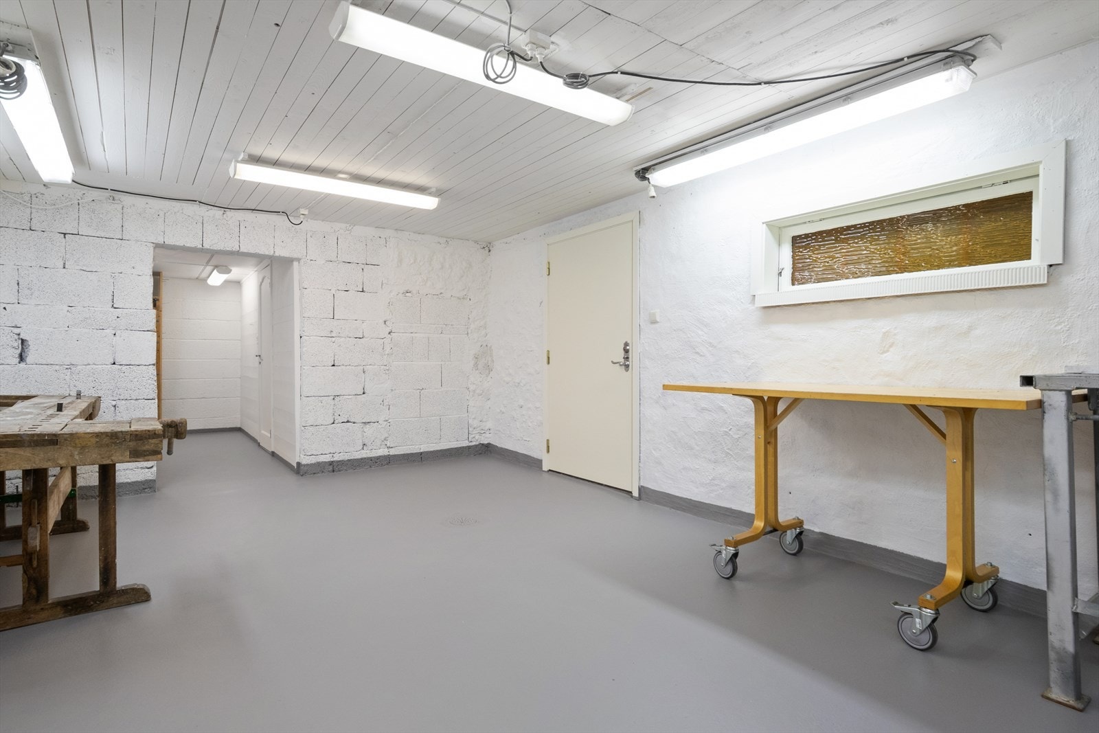 Rommet har pusset lettklinkerblokker og malt gulv, som gir et robust arbeidsrom. Galleribilde