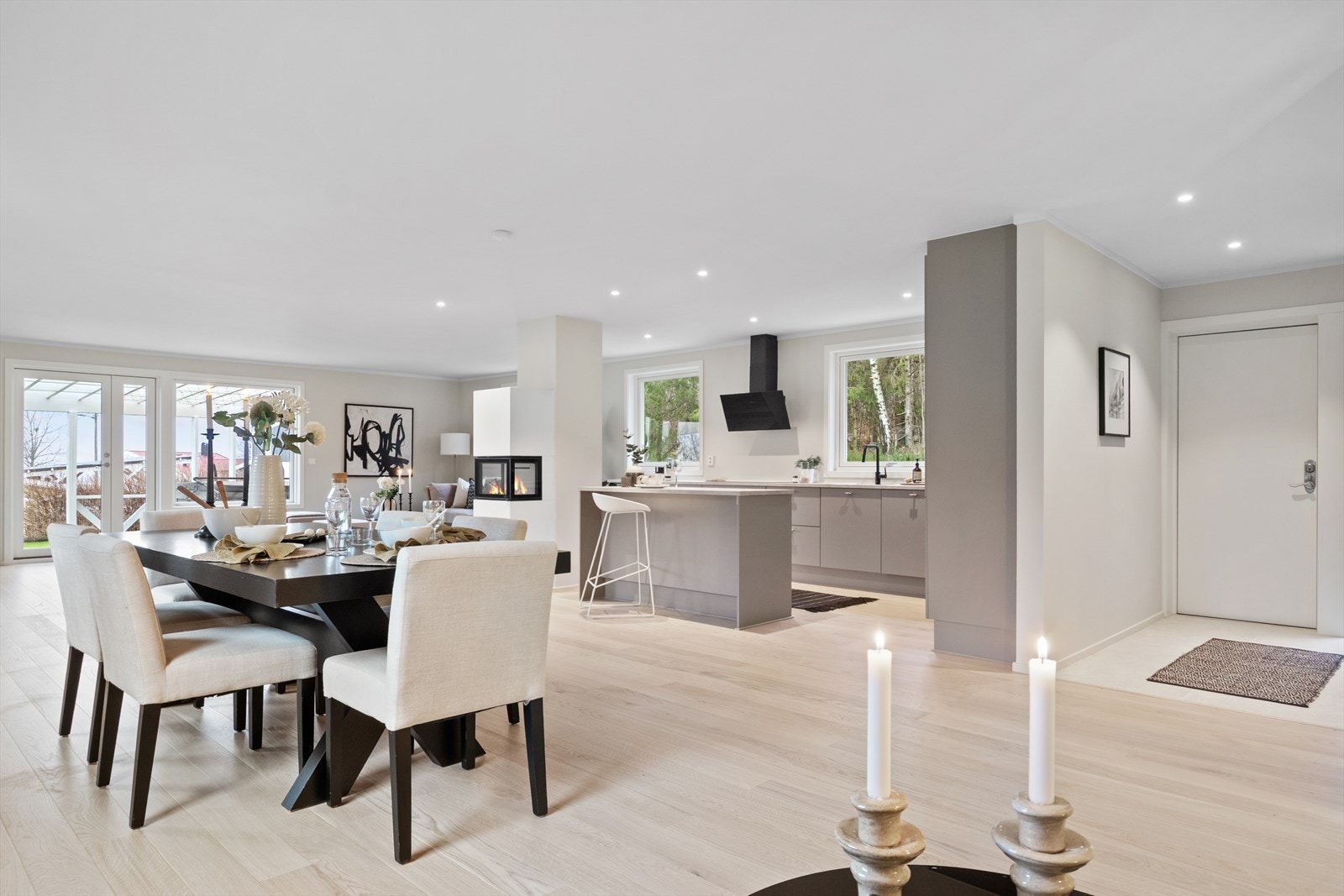 Fra kjøkkenet er det enkel tilgang til spise- og oppholdsrom. Galleribilde