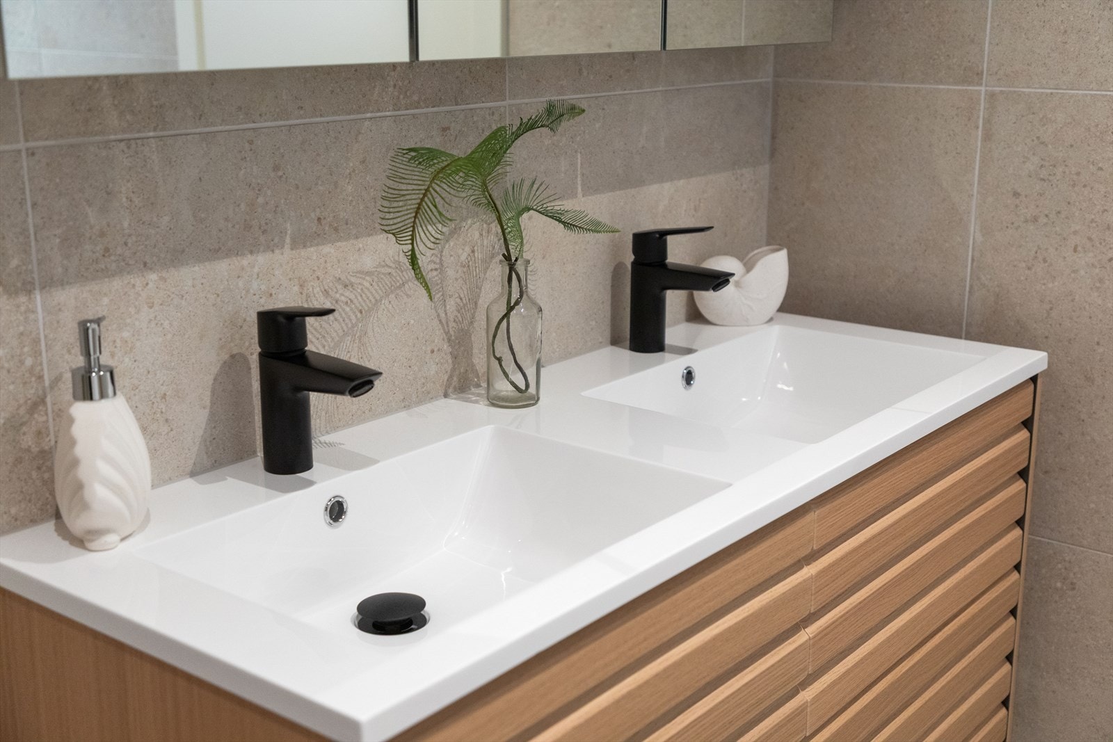 Baderomsinnredning med dobbel servant og sorte armaturer gir et stilrent uttrykk. Galleribilde