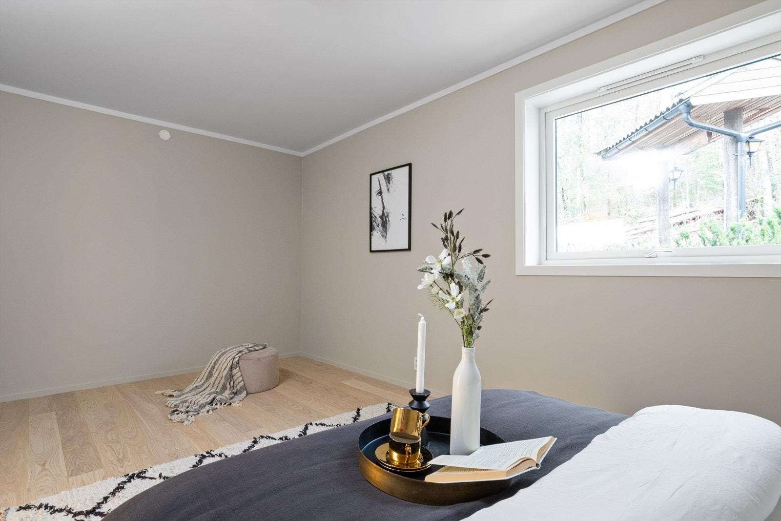 Flott utsikt fra soverommet gjennom stort vindu. Galleribilde