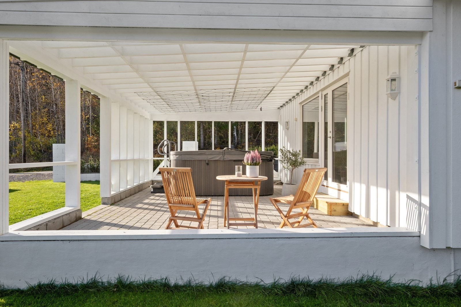 Terrassen har en romslig utforming med plass til både sittegruppe og boblebad. Galleribilde