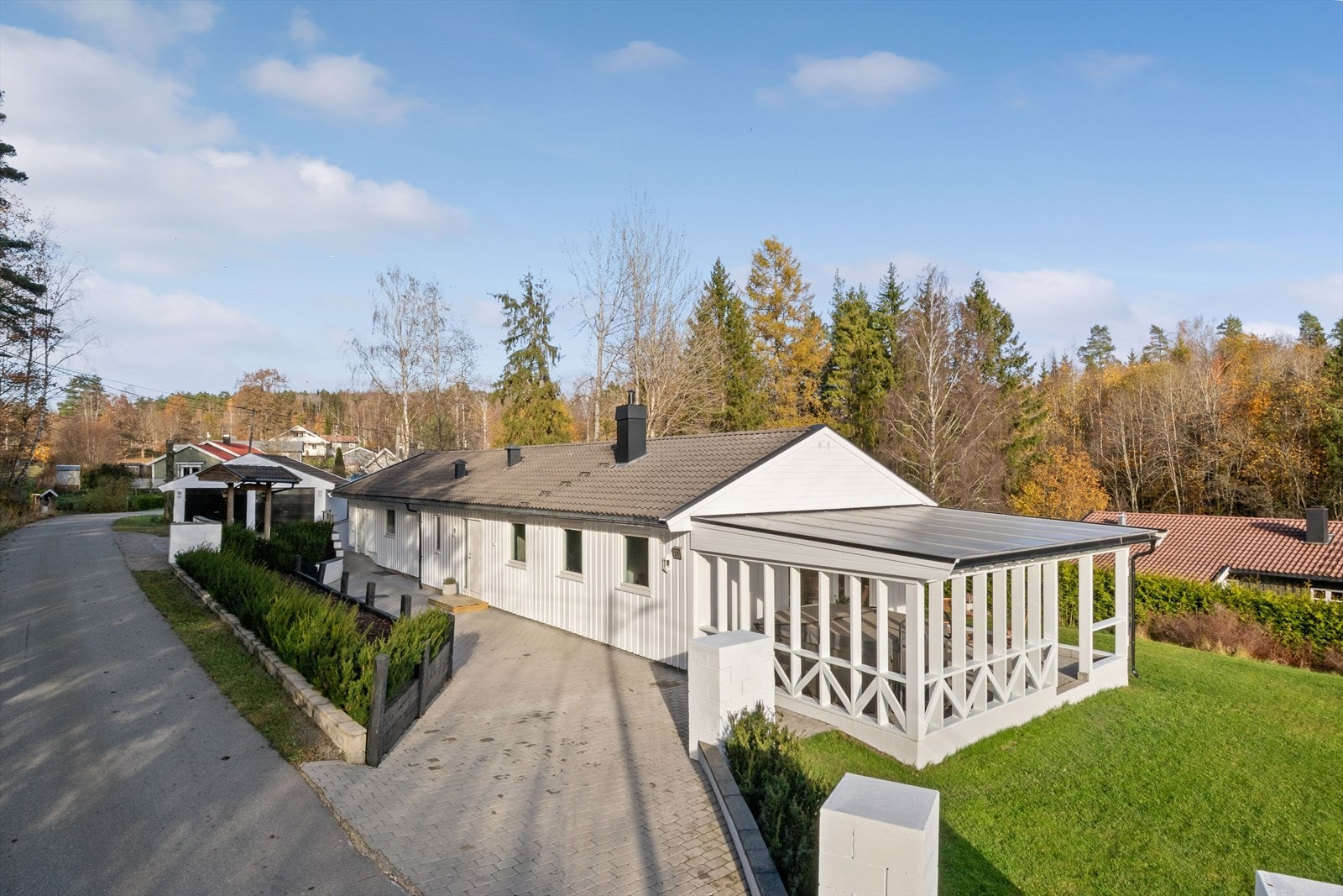 Den overbygde terrassen gir ekstra uteplass med beskyttelse mot vær. Galleribilde