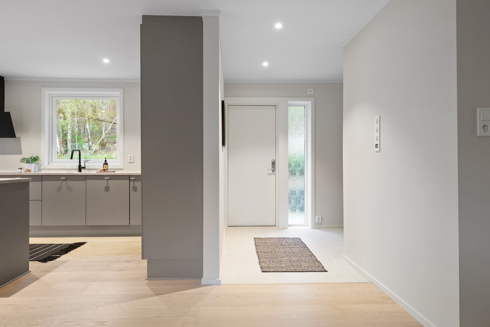 Åpen løsning mellom kjøkken og entré gir en romslig følelse. Galleribilde