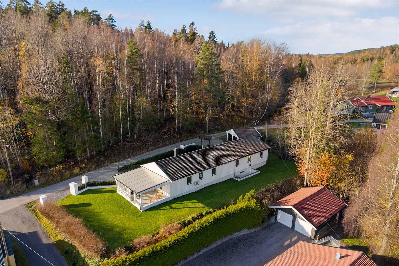 Boligen har en velpleid hage med plen og hekker som omkranser tomten. Galleribilde