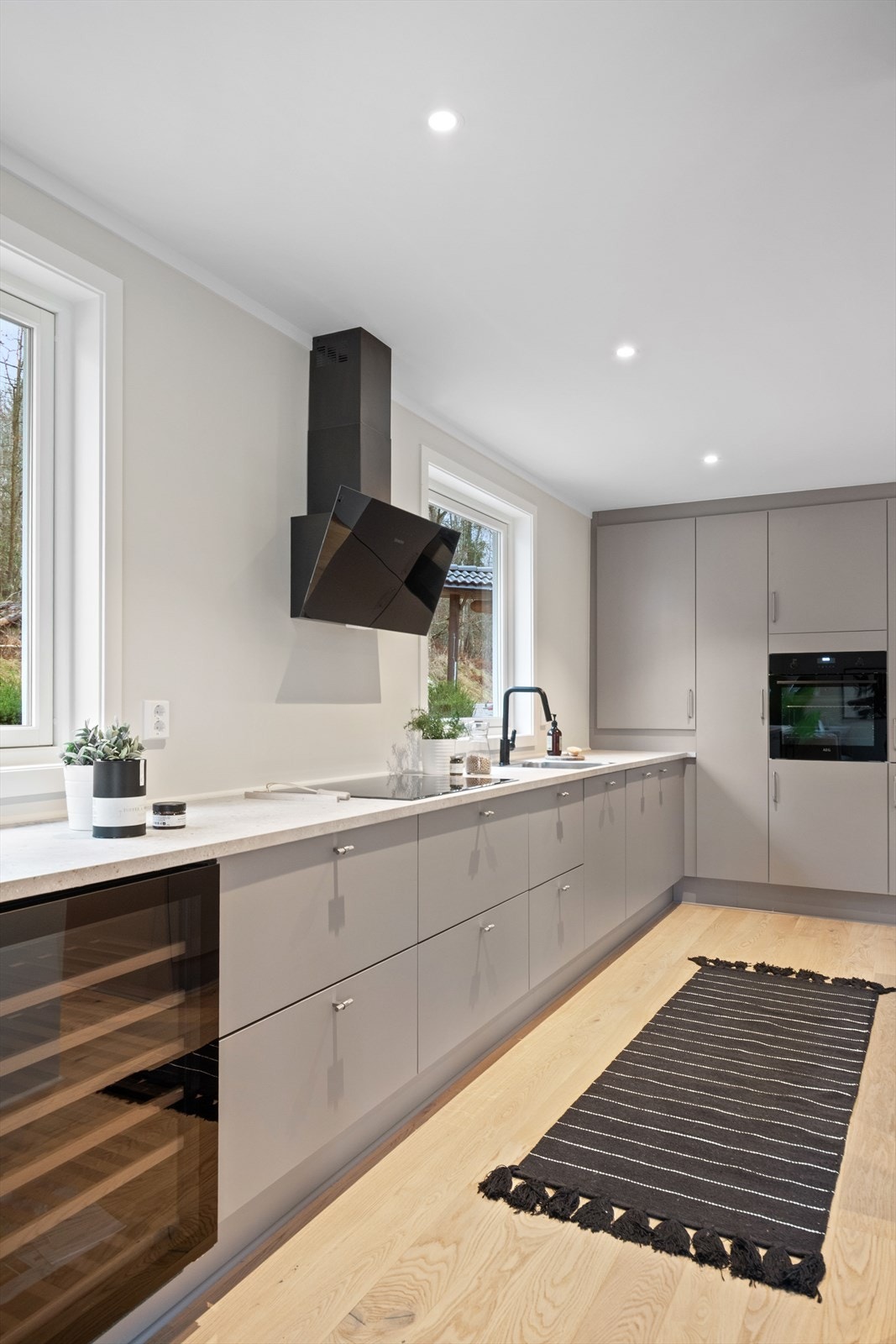 Integrert vinskap gir kjøkkenet en luksuriøs detalj. Galleribilde