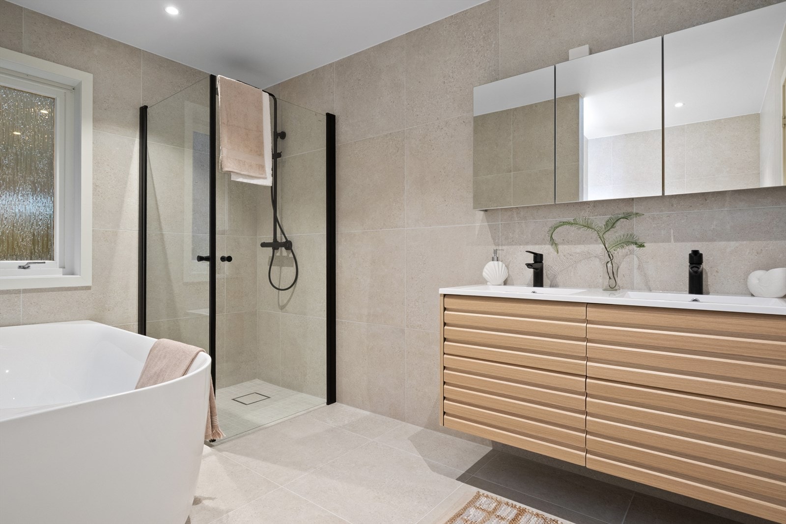 Speilskap og dobbel servant gir praktisk oppbevaring og funksjonalitet. Galleribilde