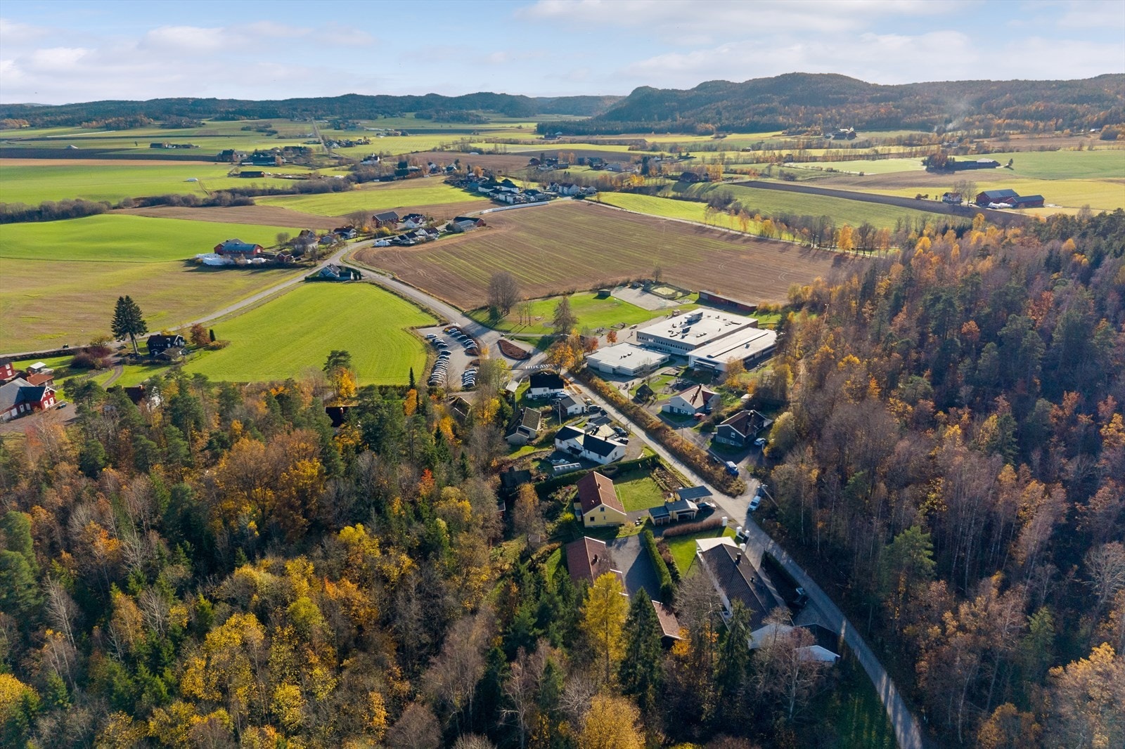 Eiendommen er omkranset av frodig skog og gir en fredelig beliggenhet. Galleribilde