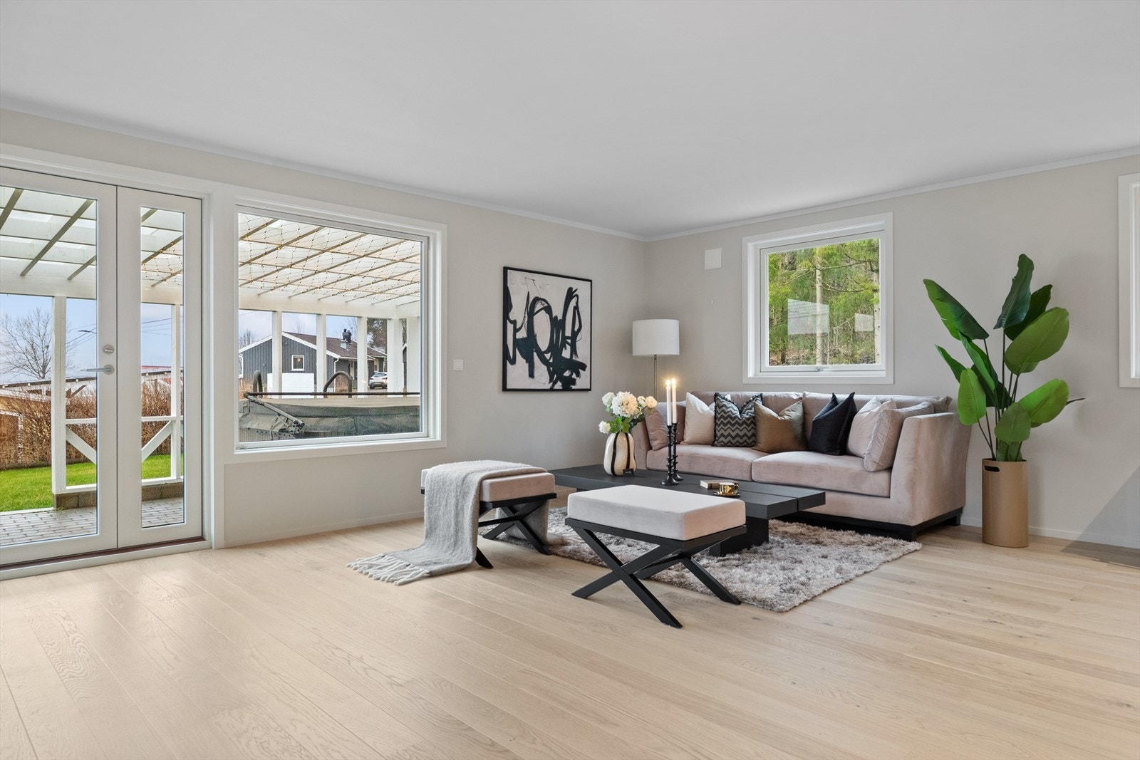 Utgang til overbygget terrasse fra stuen gir enkel tilgang til uteområdet. Galleribilde