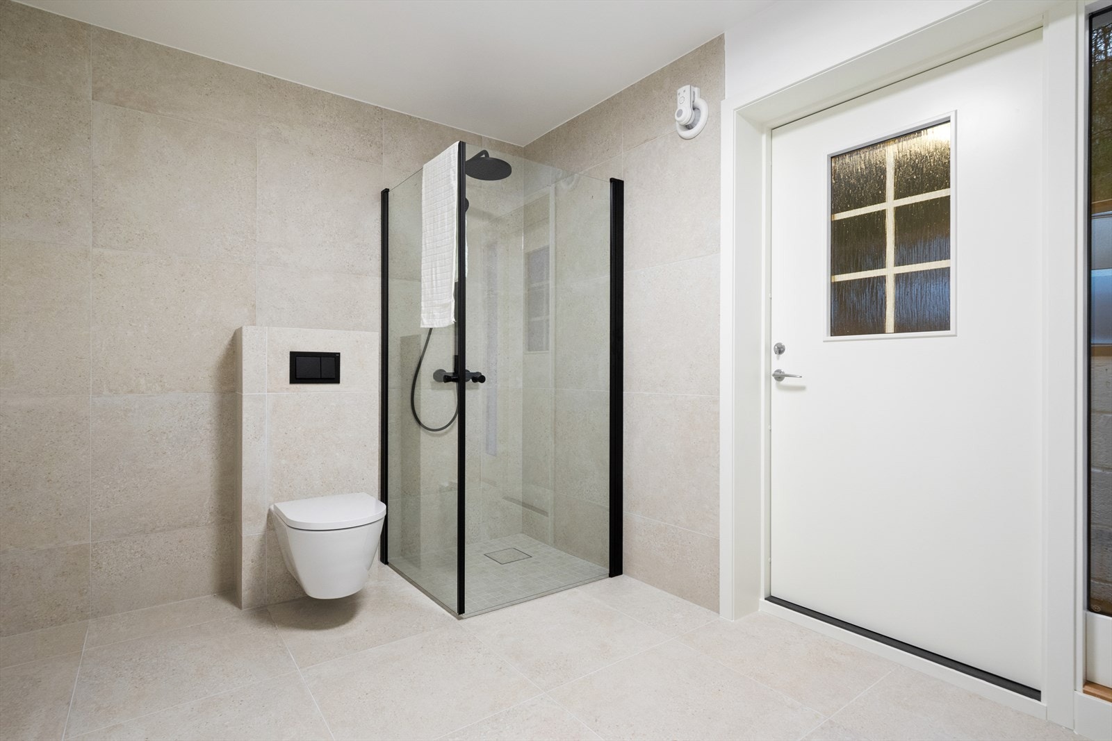 Dusjhjørne med nedsenket sone og mekanisk avtrekk sikrer effektiv ventilasjon. Galleribilde