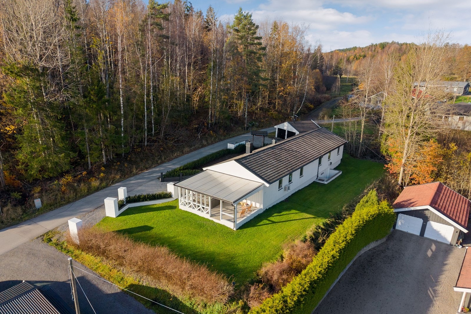 Overbygget terrasse med plasttak gir direkte utgang fra stuen. Galleribilde