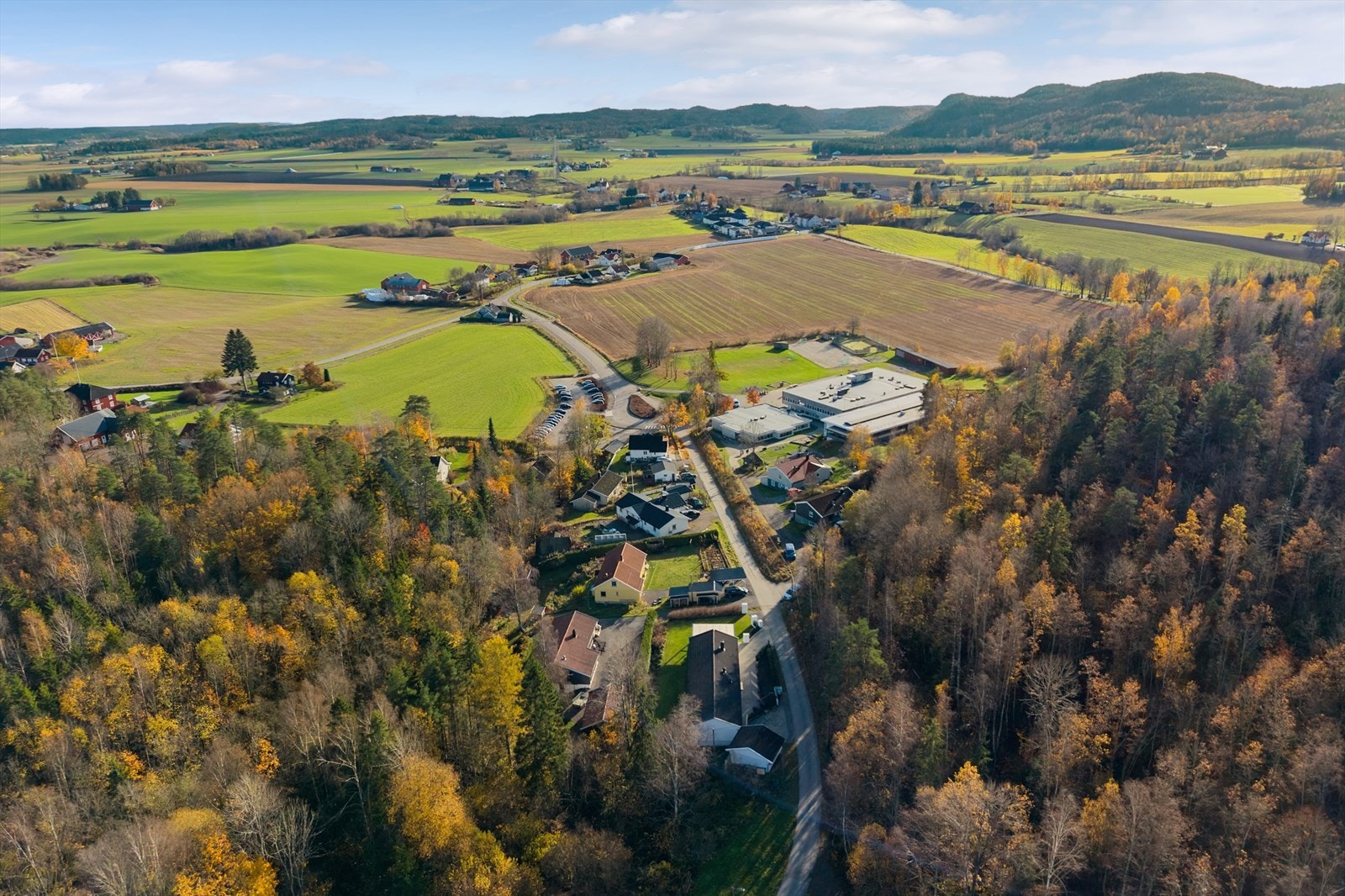 Oversiktsbilde viser eiendommens plassering i et landlig og rolig område. Galleribilde