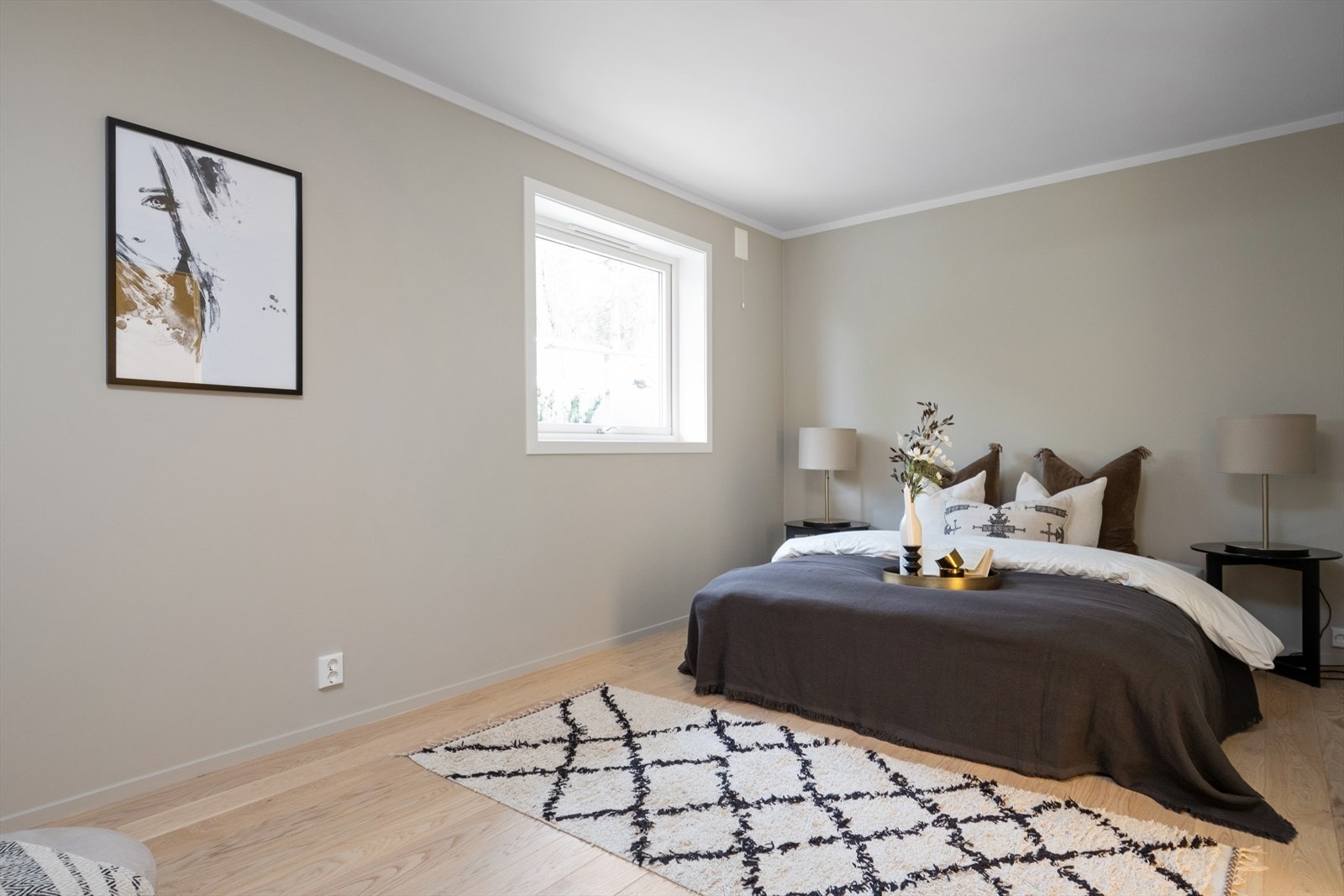 Stort vindu i soverommet gir godt med naturlig lysinnslipp. Galleribilde