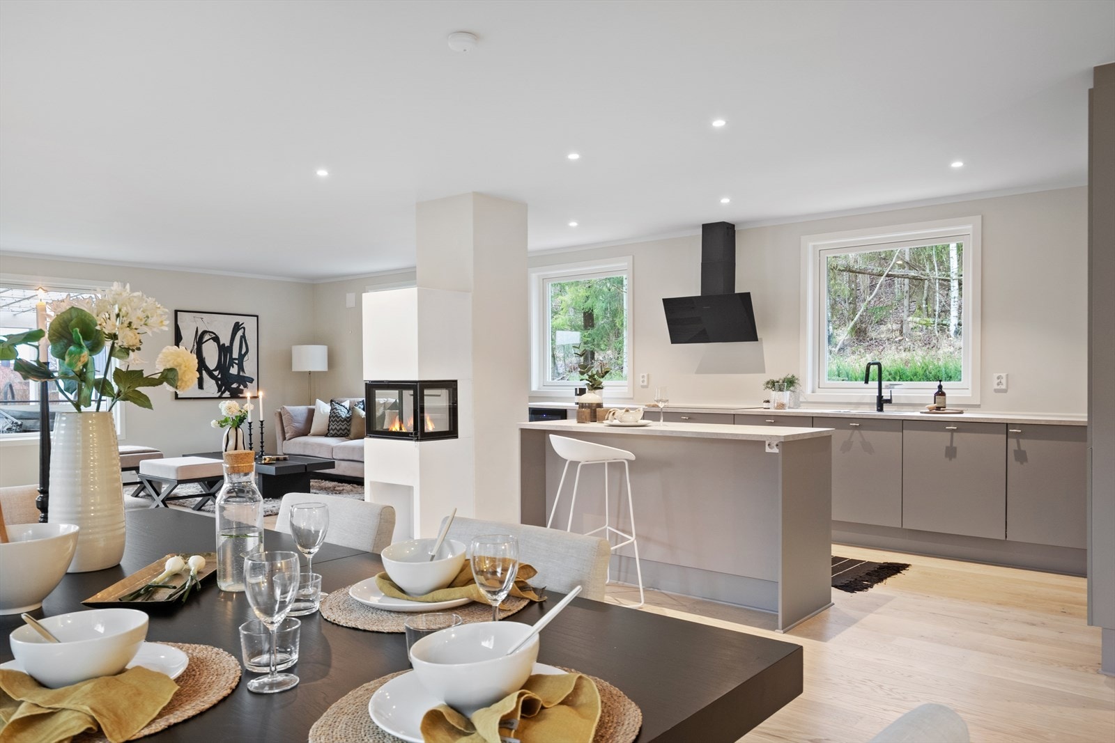 Integrerte hvitevarer og benkeplate i høytrykkslaminat gir funksjonelt kjøkken. Galleribilde