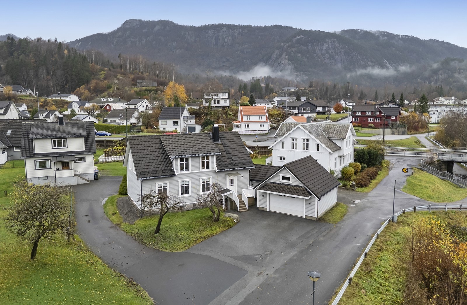 Boligen ligger fint skjermet til samtidig som den har en sentral plassering. Galleribilde