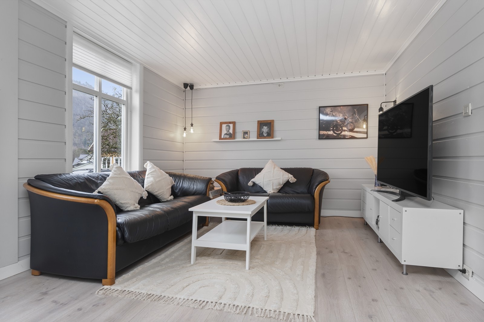 Romslig stue som er lun og fin med panel på vegger og laminat på gulv. Det er mulig å sette opp en lettvegg for å få et ekstra soverom i hovedetasje - se godkjente byggetegninger som er vedlagt. Galleribilde