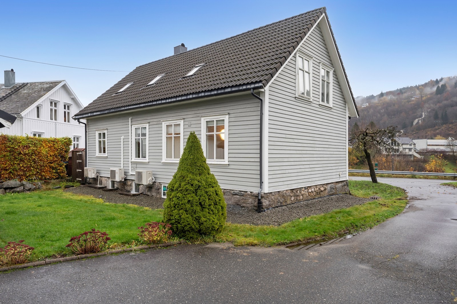 Her er ingen gjennomgangstrafikk og det er gode solforhold. Fra eiendommen har man fin utsikt til elva. Galleribilde