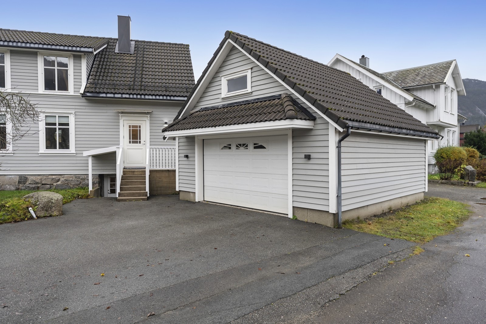 Garasje er på 43 kvm. med god plass samtidig som det er ekstra lagringsplass på loftet. Galleribilde