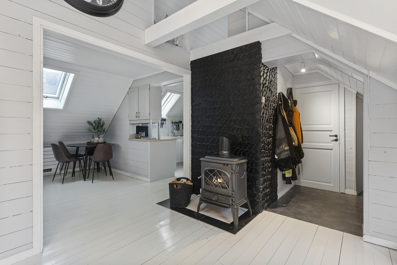 Entre/gang er praktisk med belegg på gulv samt åpen løsning inn til stue. Galleribilde