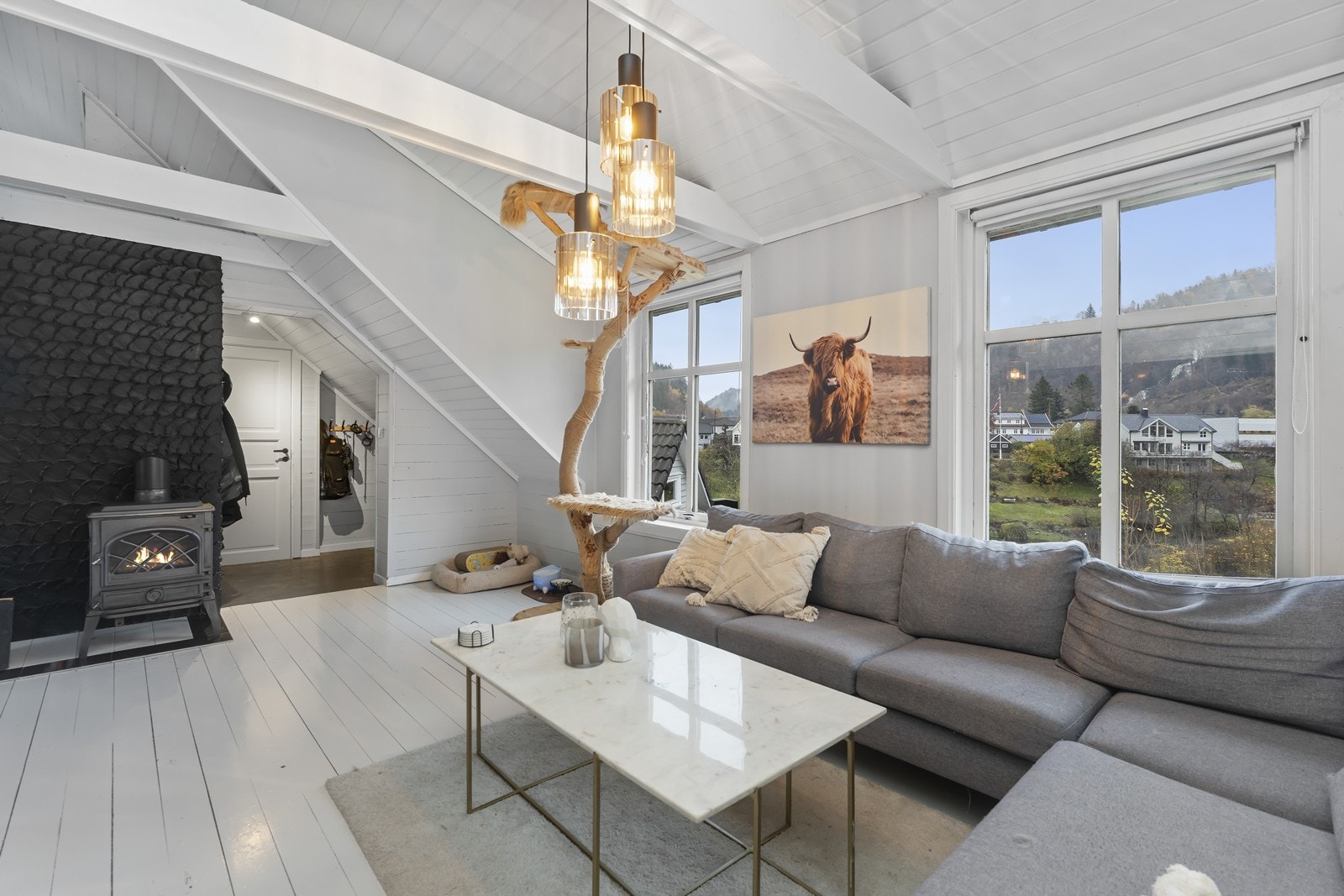 Andre etasje er lun og koselig med god takhøyde og synlige bjelker i tillegg til det malte furugulvet som gjør at etasjen har særpreg og en svært god atmosfære. Galleribilde