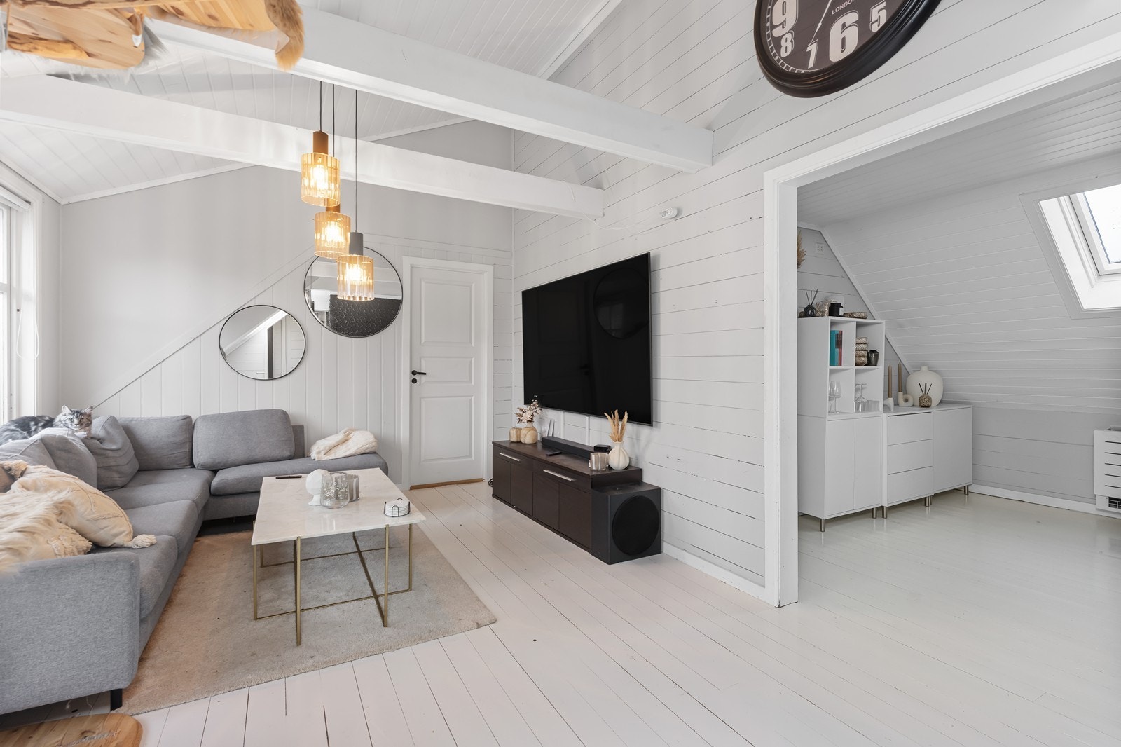 Det slippes inn godt med dagslys i etasjen og flater er malt i lyse farger. Galleribilde