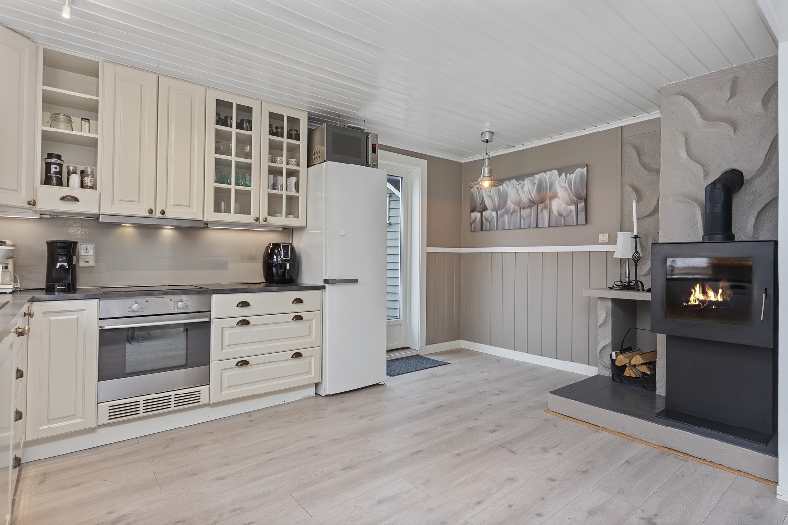 Kjøkken er lyst og innbydende med utgang til terrasse - her kan du nyte morgenkaffen ute på fine dager og vedovnen gir en ekstra lun stemning på kjøligere kvelder. Galleribilde